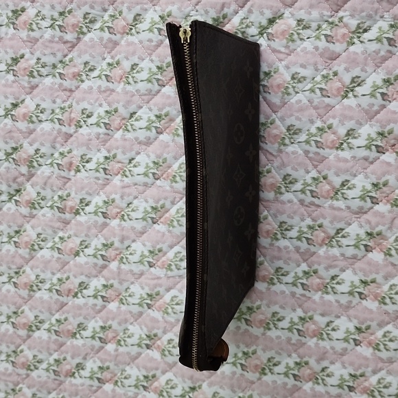 Authentic Louis Vuitton monogram toiletry pouch zipper ( read condition ) - Picture 11 of 13